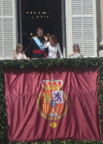New Spanish King, Felipe VI, and Queen Letizia, take their first royal wave accompanied by members of the royal family.